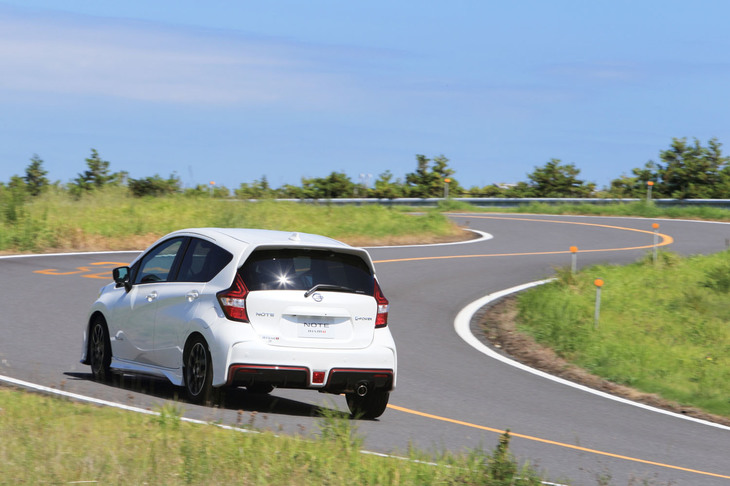 
	タイヤ、ホイールを含め、足まわりの装備やセッティングは、先に登場した「e-POWER NISMO」と同一仕様。
	