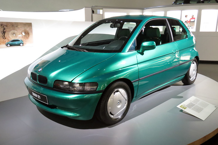 1991年に発表された電気自動車のコンセプトカー「BMW E1」。モーターの最高出力は43psで、最高速は120km/hと公称されていた。