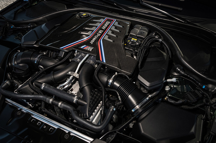 4.4リッターV8ツインパワーターボエンジンは、ベースとなった「M5コンペティション」を10PS上回る最高出力635PS/6000rpm、最大トルク750N・m/1800-5950rpmを発生。