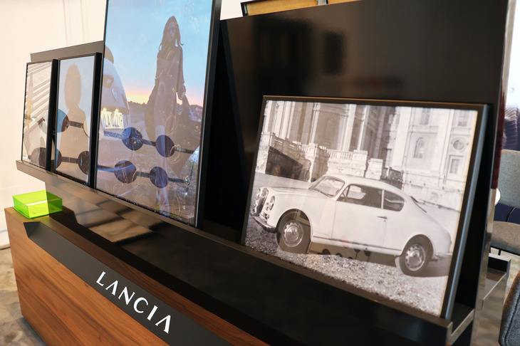 再びシエナの販売店で。ヘリテイジを匂わせる唯一のものは「ランチア・アウレリアB20GT」の写真である。