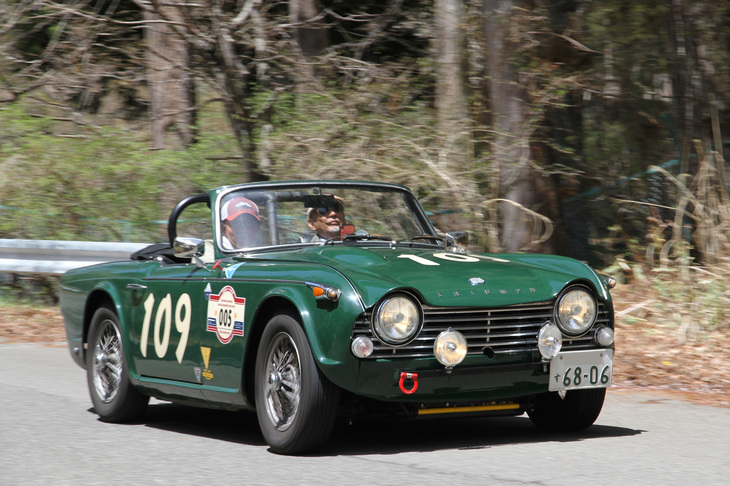 これもレーシングライクないでたちの1965年「トライアンフTR4A」。