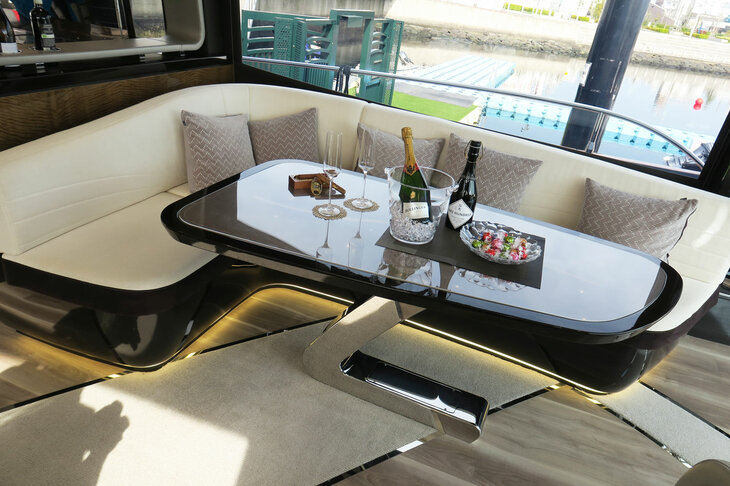 レクサスLY650（キャビン）