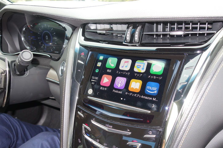 キャデラックのインフォテインメントシステム「CUE」は、Apple CarPlay（写真）と、Android Autoに対応している。（写真＝webCG）