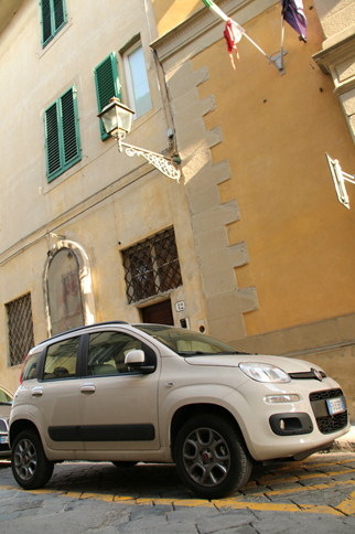 ここのところ、イタリアでよく見かけるベージュ・カプチーノの「フィアット・パンダ」。