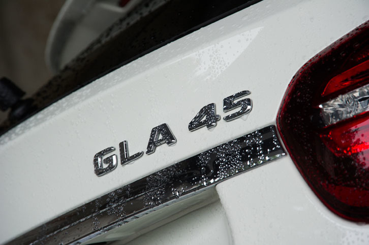 マイナーチェンジ版「メルセデス・ベンツGLA」が日本市場に導入されたのは、2017年4月のこと。エクステリアデザインの変更や、先進安全装備の強化などが行われた。