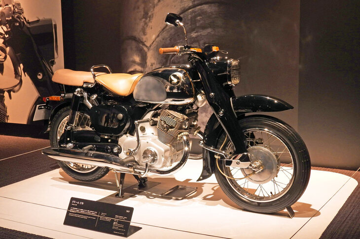 ホンダ初となる、2気筒エンジンのモーターサイクル「ドリームC70」（1957年）。特徴的な角張ったデザインは「神社仏閣スタイル」と呼ばれた。