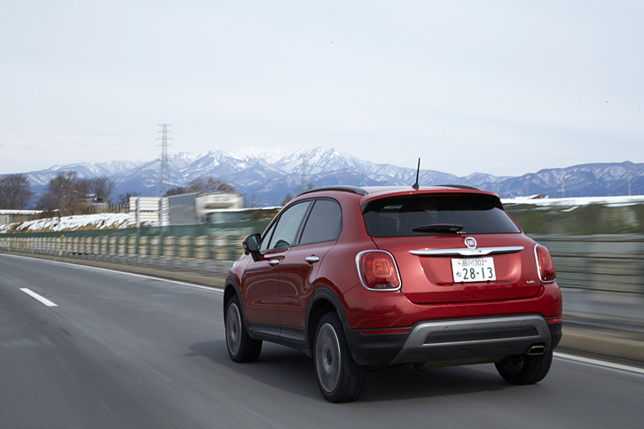 「クロスプラス」には、スキッドプレートが付いた専用バンパーやマットクロム仕上げのモールディング、ルーフレールなどが備わる。