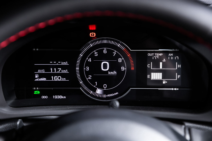 7インチTFT液晶パネルとLCDセグメント液晶パネルを組み合わせたデジタルメーター。左側のマルチインフォメーションディスプレイには、電圧／油温計やパワー＆トルクカーブ、Gモニターなどが切り替え表示できる。