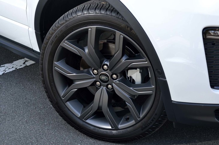 「HSEダイナミック」では20インチのタイヤ＆ホイールが標準。テスト車にはミシュランのオンロード向けSUVタイヤ「ラティチュード ツアーHP」が装着されていた。