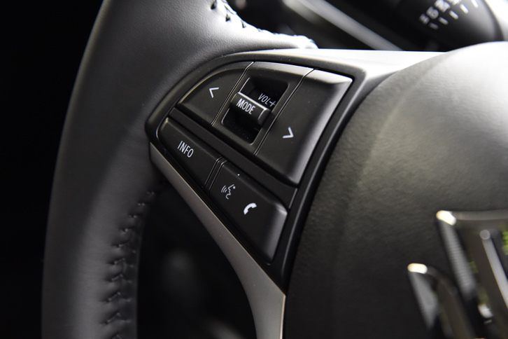 マルチインフォメーションディスプレイの表示切り替えは、ステアリングホイールのスイッチによって行う。