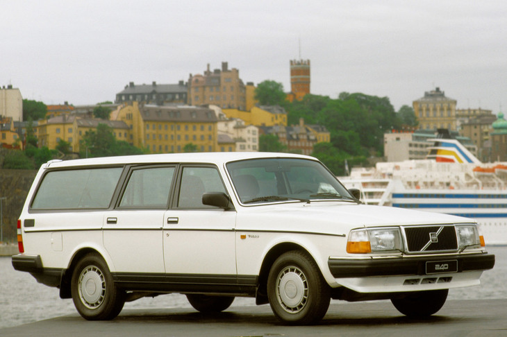 1974年から1993年まで、実に29年にわたり生産された「ボルボ240」。安全実験車「VESC」でつちかわれた知見が多数取り入れられていた。