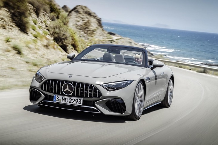 ルーフの開閉に要する時間はいずれも15秒。60km/hまでの速度であれば、走行中でも操作が可能となっている。