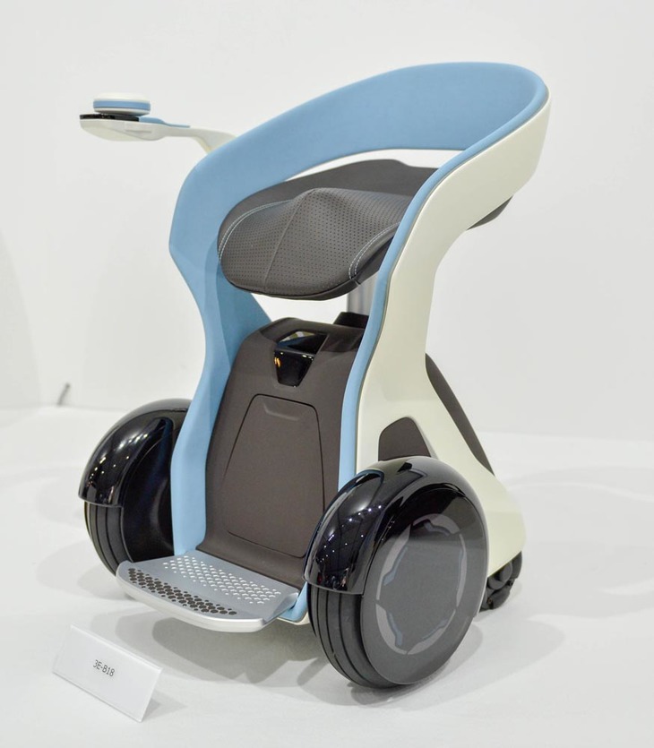 ハーフサイズの「モバイルパワーパック」で駆動する「3E-B18」。下方の黒い部分が本体で、アタッチメントを装着することでさまざまなツールに“変身”できる。今は研究開発段階である。