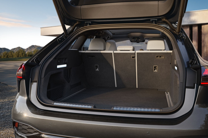 「A6アバント」の荷室。