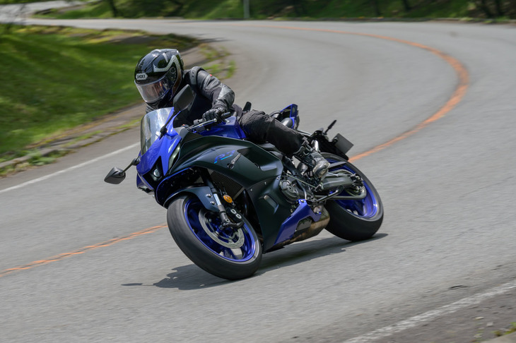 車体は「MT-07」の骨格をベースにアルミ製のセンターブレースをリジッドマウントするなどして剛性を強化。新開発の倒立式フロントサスペンションとも相まって、ライダーの操作に対するリニアな応答性を実現している。