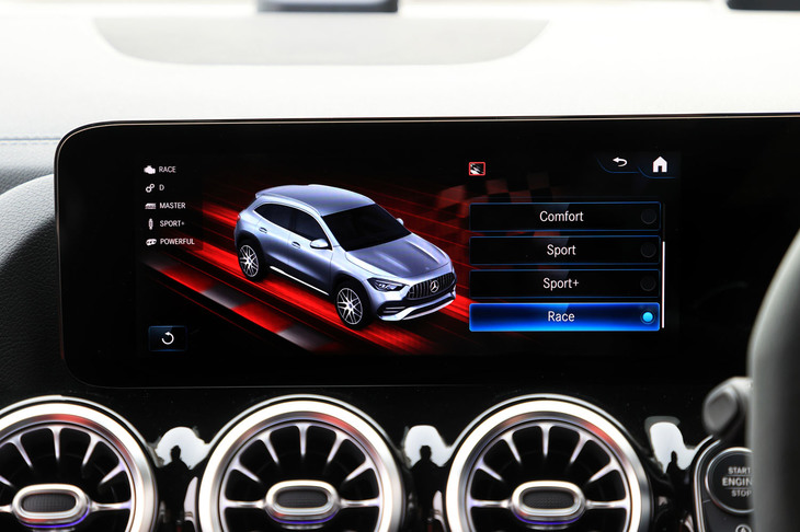 「GLA45 S」のドライブモードセレクター「AMGダイナミックセレクト」には、「Comfort」「Sport」「Sport＋」「Slippery」「Individual」の5種類に加え、「GLA35」にはないサーキット走行向けの「Race」モードも用意されている。
