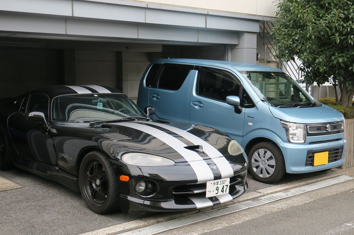 在京中の借り住まい（アプリで予約した駐車場）にて休憩中の「ダッジ・バイパー」。