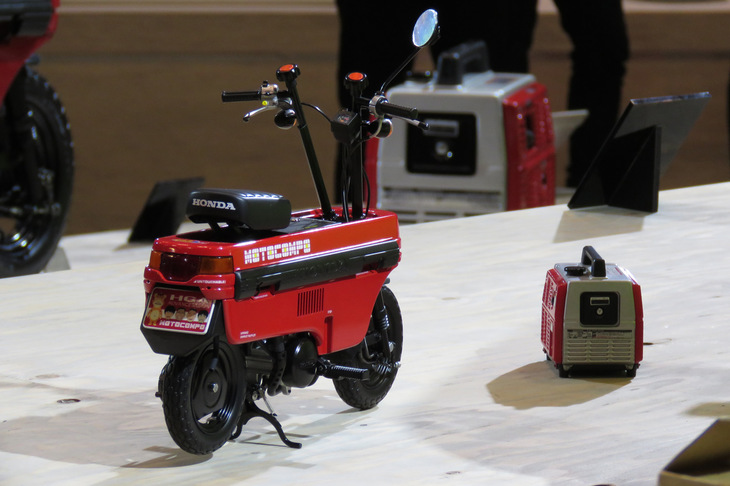 「ホンダ・モトコンポ」「デンタEM400」の4分の1スケールモデル。