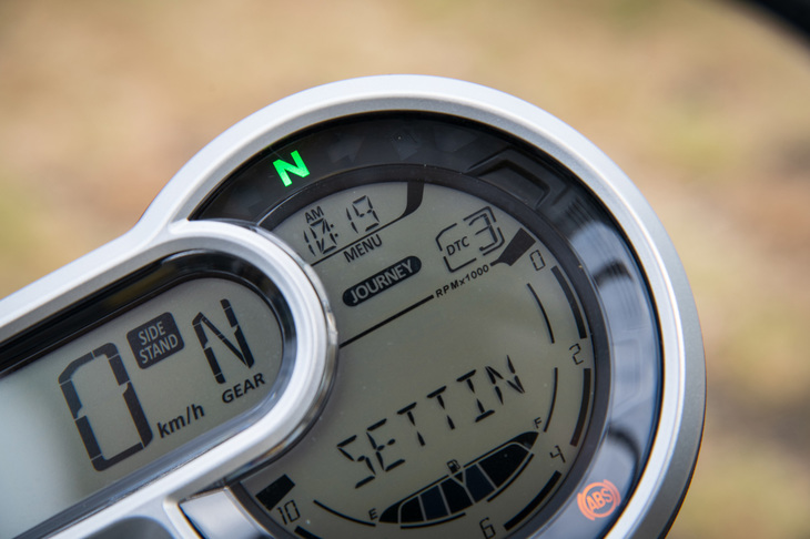 「スクランブラー1100」には、他のモデルとは異なりライディングモードセレクターが搭載されており、状況に応じて「アクティブ」「ジャーニー」「シティー」の3つの中から最適なモードを選ぶことができる。