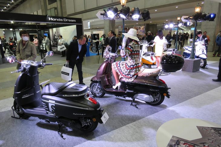 「プジョー・ジャンゴ125アリュール」（奥）と「ジャンゴ125 S」（手前）。