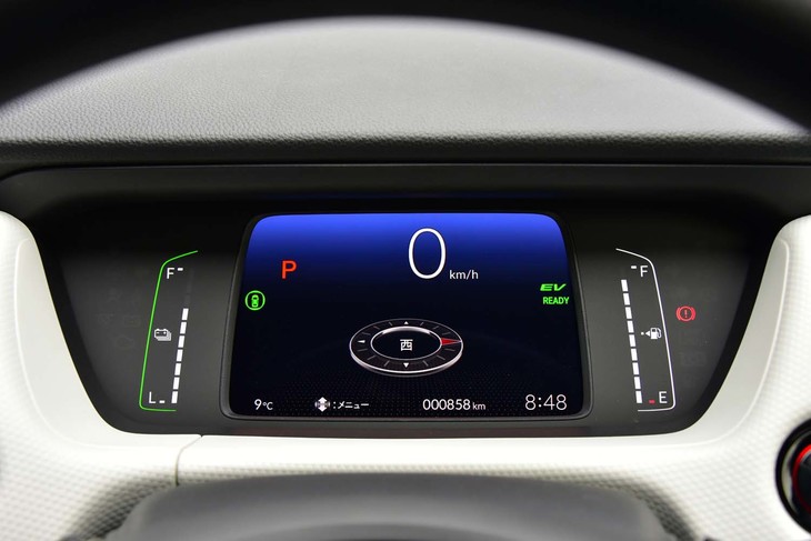 メーターパネルは7インチの液晶タイプ。表面部分に反射しづらい素材を採用することでバイザーを廃しているのが特徴だ。