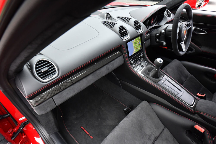 インテリアデザインはベースとなる「718ケイマン」に準じたもの。「718ケイマンGTS 4.0」の導入当初は6段MTのみの設定だったが、現在はデュアルクラッチ式の7段「PDK」も選択できるようになっている。