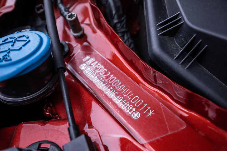 ベース車両から、アルピナ固有のものへと書き換えられたエンジンルームのシャシーナンバー。公式登録された、自動車メーカーの製造車両であることを証明している。