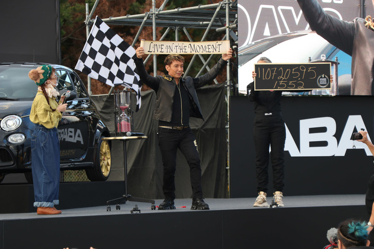 セロは来場者のスマートフォンの電卓を使い、ランダムに選んだ参加者に誕生日など自身にまつわる数字を尋ね、計算を重ねていくマジックを披露。その計算の答えとして最終的に現れたのは、「1,107,205,951,552」。一見ただの数字の羅列にしか思えないが、セロはこれが「“11月7日”の“（20）20年”、“595”がたくさん集まるイベントが開催されている今の時間！」と解説。その時、時刻はまさに15時52分だった。この結果に、参加者たちは度肝を抜かれていた。