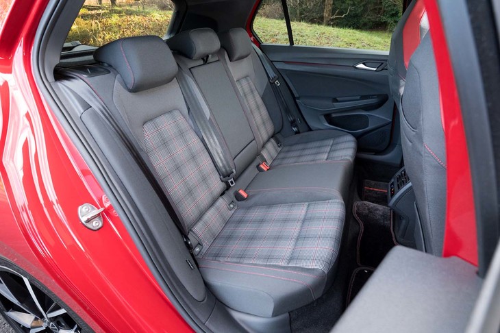 ボディーサイズに比して後席空間が広いのは「ゴルフ」ならではの美点。エアコン吹き出し口も完備。