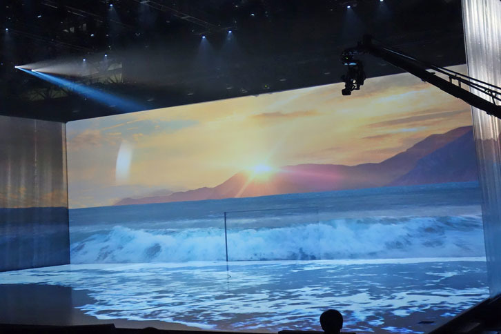 ワールドプレミアイベントは、巨大なプロジェクションマッピングによるムービーから始まった。