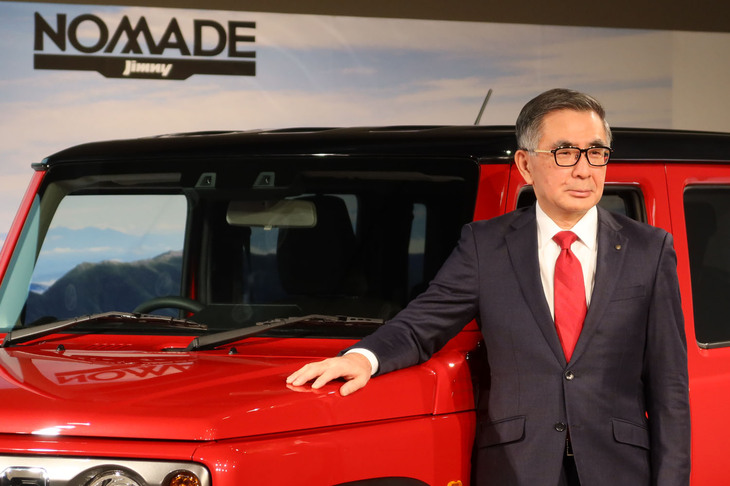 発表会では、車名に「ノマド」を付記することを提案したのは鈴木俊宏社長自身だった、というエピソードも紹介された。鈴木社長によれば、それは「5ドアのジムニーに、コンパクトSUVの開拓者たる『エスクード』のイメージを重ねたかったから」。1988年に3ドア車として生まれたスズキ・エスクードには、1990年、ロングボディー版「エスクード ノマド」が追加されている。