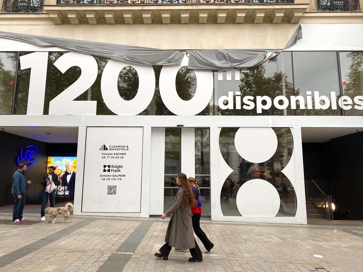 メルセデス・ベンツショールームの跡地は、4年半以上にわたりテナント募集中。