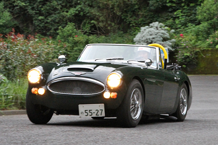 1968年「オースチン・ヒーレー3000Mk3」。1953年に登場した通称ビッグ・ヒーレーの最終モデル。タイム差0秒680で9位。