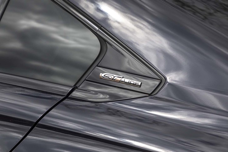 Cピラー部のエンブレム。