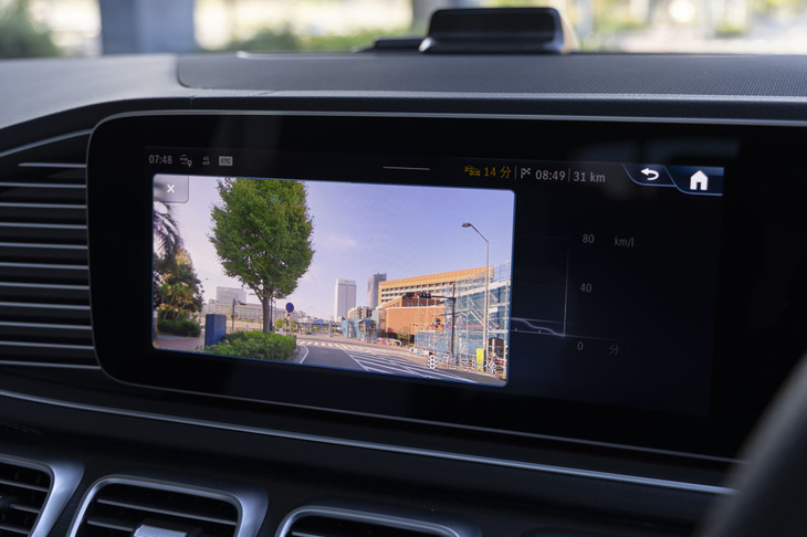 「MBUX」にはARナビゲーションが標準装備になった。交差点付近になると実際の映像上に進むべき方向が映し出される。