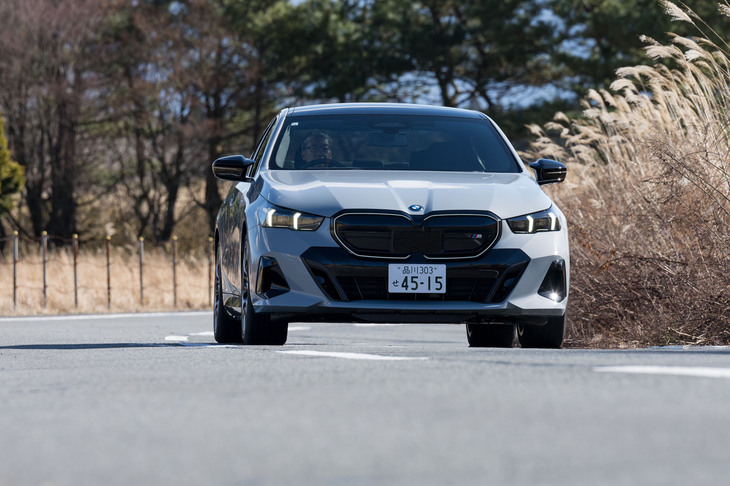 足まわりはフロントがダブルウイッシュボーンでリアがマルチリンク（いずれもアルミ製）。「i5」はリアにエアスプリングを採用している（フロントはコイル）。