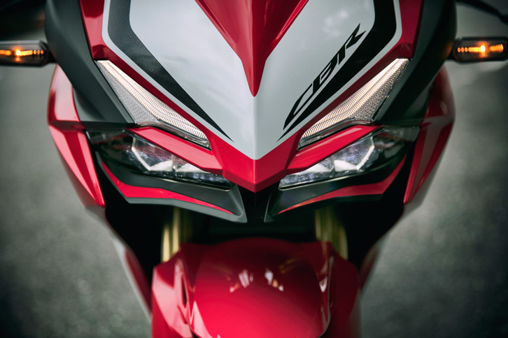 シャープな上下2段式のヘッドランプが目を引くフロントまわり。デザインの自由度を高めるため、灯火類にはいずれもコンパクトなLEDを採用している。