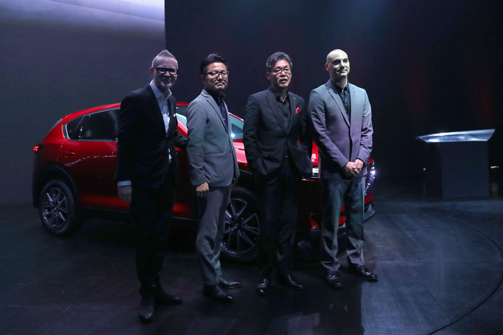 諌山慎一チーフデザイナー（左から2人目）と前田育男常務執行役員（同3人目）。