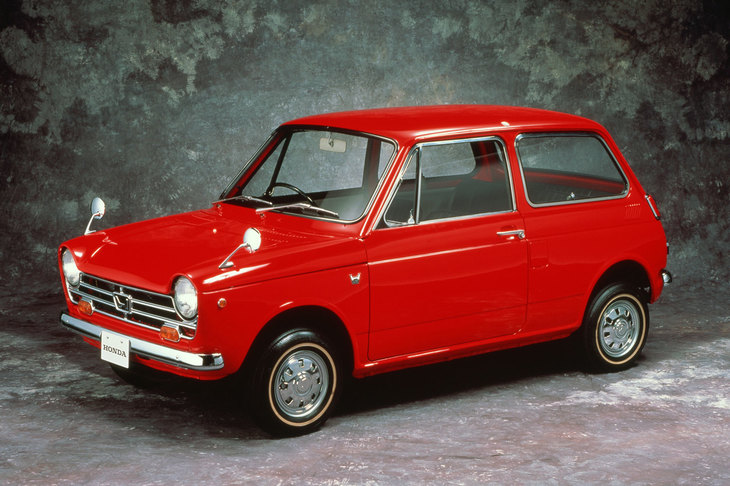 1967年に登場するや、軽乗用車のベストセラーとなった「ホンダN360」。同車以降、ホンダはパッケージングに優れるFFの駆動レイアウトを幅広いモデルに採用していった。