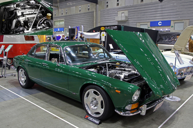 1971年「ジャガーXJ6 Sr1」。やけに現代風の大径ホイールを履いていると思ったら、なんとエンジンが初代「トヨタ・アリスト」用の3リッター直6ツインターボ（2JZ-GTE）に換装されていた。トランスミッションもアリスト用の4段ATである。