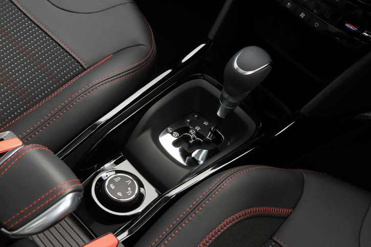 ブラックとメッキのコントラストが美しいセンターコンソール。トランスミッションは6段ATで、手動での変速も可能となっている。