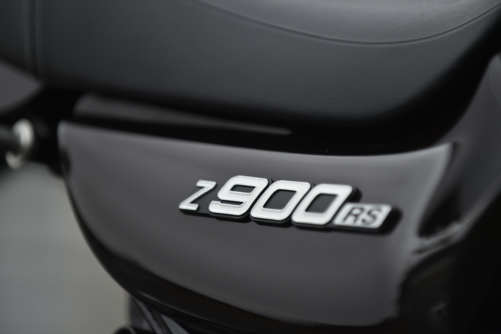 モデル名には「900」とあるものの、エンジンの実際の排気量はさらに大きい948cc。最高出力111ps、最大トルク98Nmを発生する。