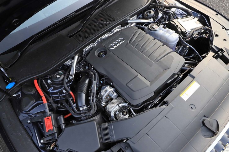 フロントに縦置きで搭載される2リッター直4ディーゼルターボエンジン「EA288Evo」は最高出力204PS、最大トルク400N・mを発生する。