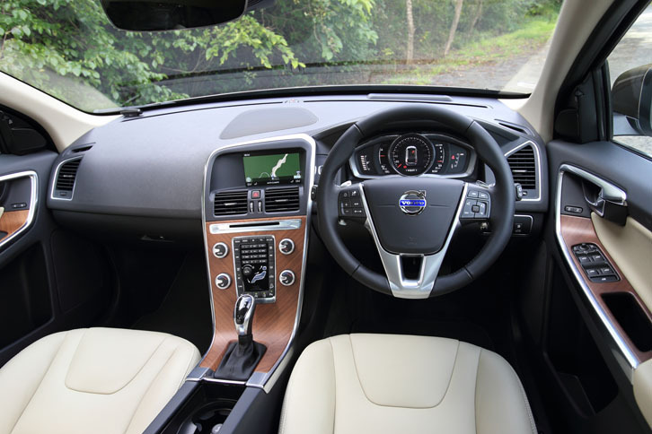 本革シートの風合いや、ウッドパネルの色調は、上質であたたかな雰囲気でまとめられている。