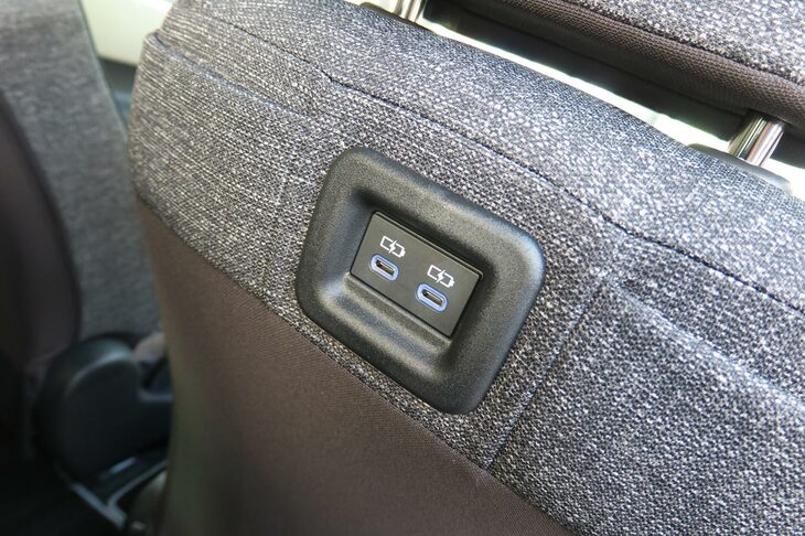 トヨタ・シエンタ ハイブリッドZ E-Four 5人乗り（2列目シート用USB電源）