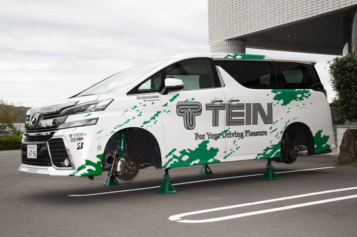 会場に展示されていた、「エンデュラプロ プラス」が装着された「トヨタ・ヴェルファイア」。