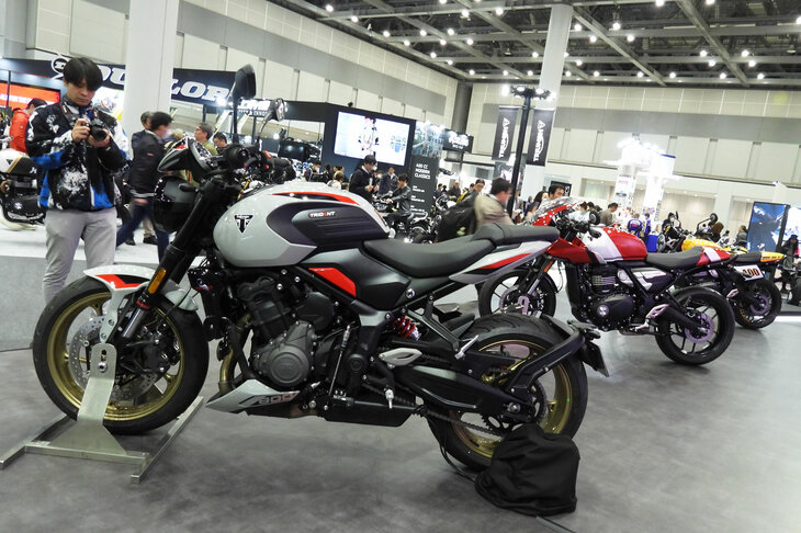 「東京モーターサイクルショー2026」より、トライアンフの展示ブースの様子。