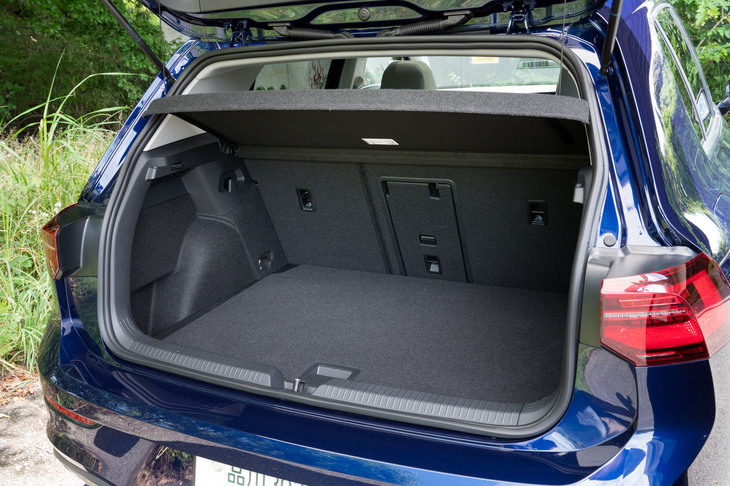 荷室容量は5人乗車時で380リッター、後席をたたんだ状態で1237リッター（VDA計測値）。後席には6：4の分割可倒機構に加え、アームレストスルー機構も備わっている。