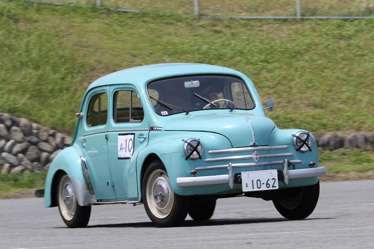 日野自動車によるライセンス生産モデルではなく、日本では非常に珍しいフランス本国製の「ルノー4CV」は6位に入った。