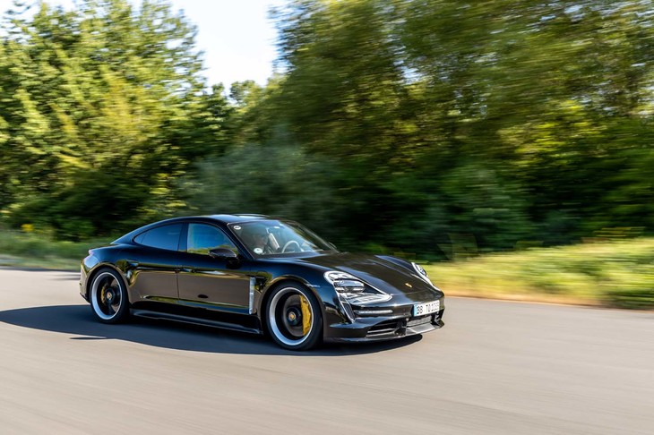 サスペンションはフロントがダブルウイッシュボーン式でリアがマルチリンク式となる。